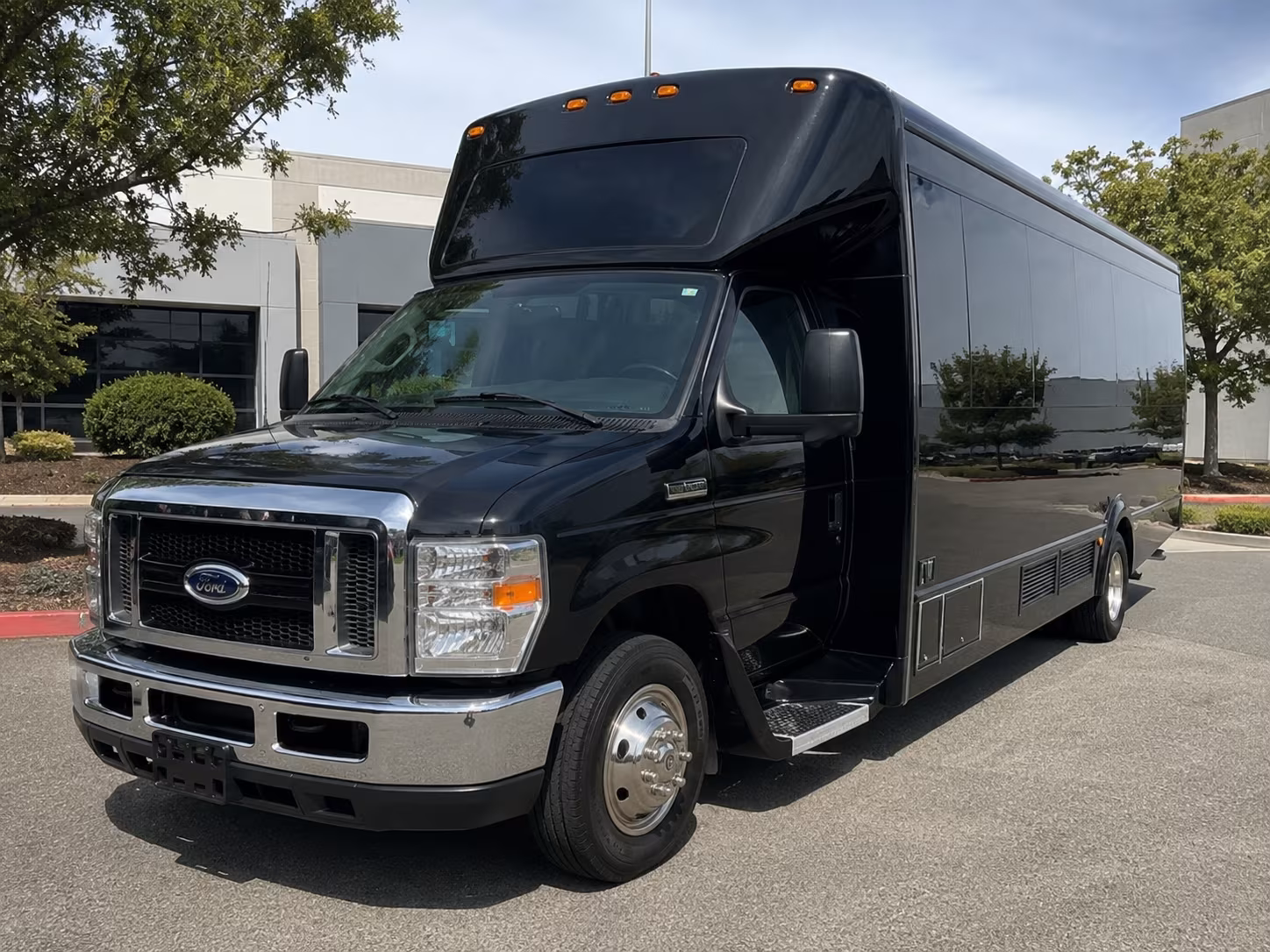 Richmond Winery Tour & Pub Crawl Transportation party bus exterior
